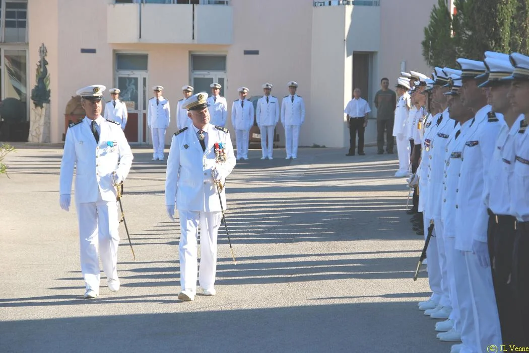 Le CV Lugan et le nouveau commandant passent le personnel de l'école en revue