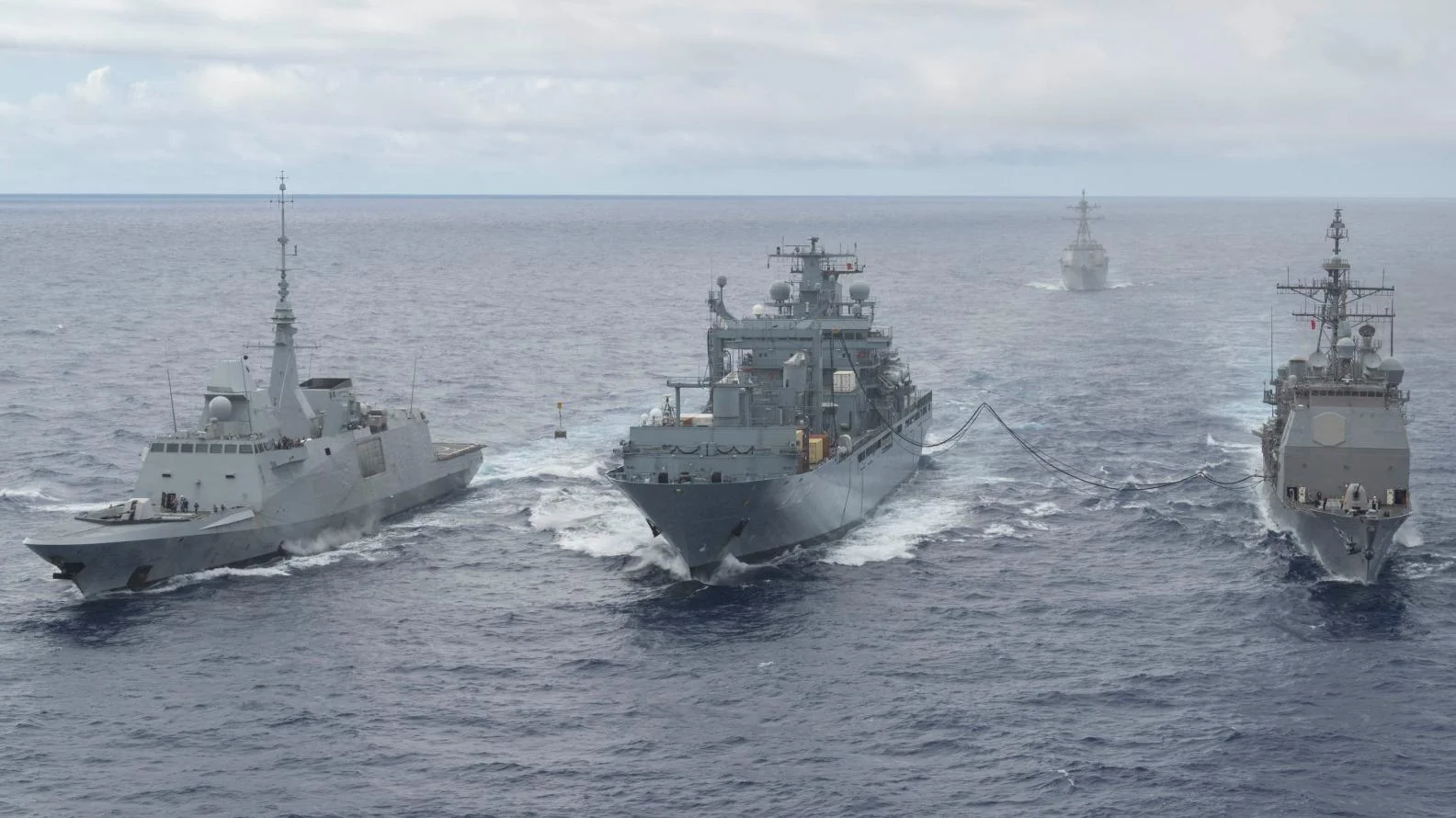 La frégate Bretagne, le ravitailleur allemand FGS Frankfurt-am-Main et le croiseur américain USS Princeton