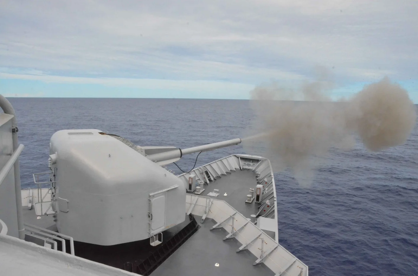 La frégate Vendémiaire tire au canon de 100 mm