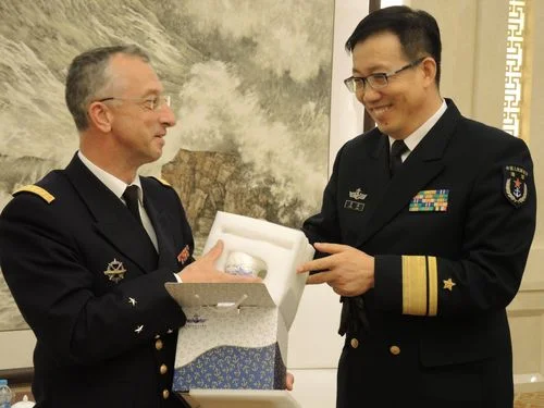 Le contre-amiral Morio de l’Isle et le général Ci Guowei