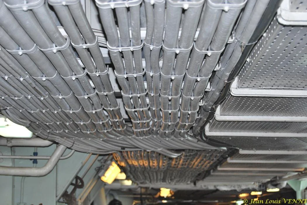 Les tuyaux circulant au plafond