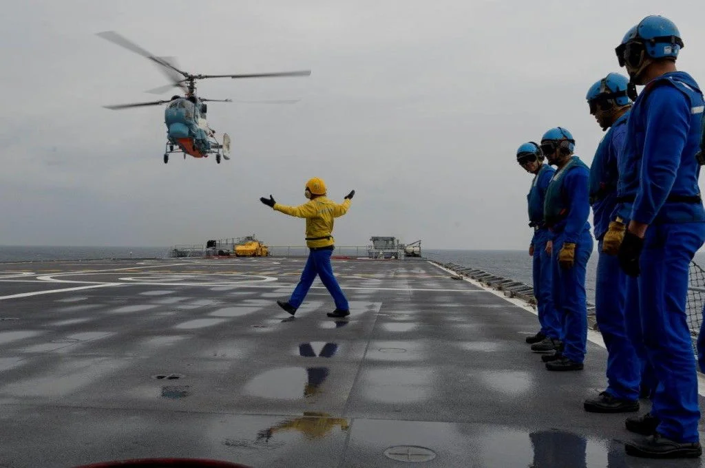 L'hélicoptère Ka-27 Helix se dispose à apponter sur le Siroco