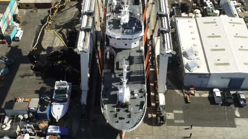 Le patrouilleur Le Malin hissé par le plus grand portique du monde