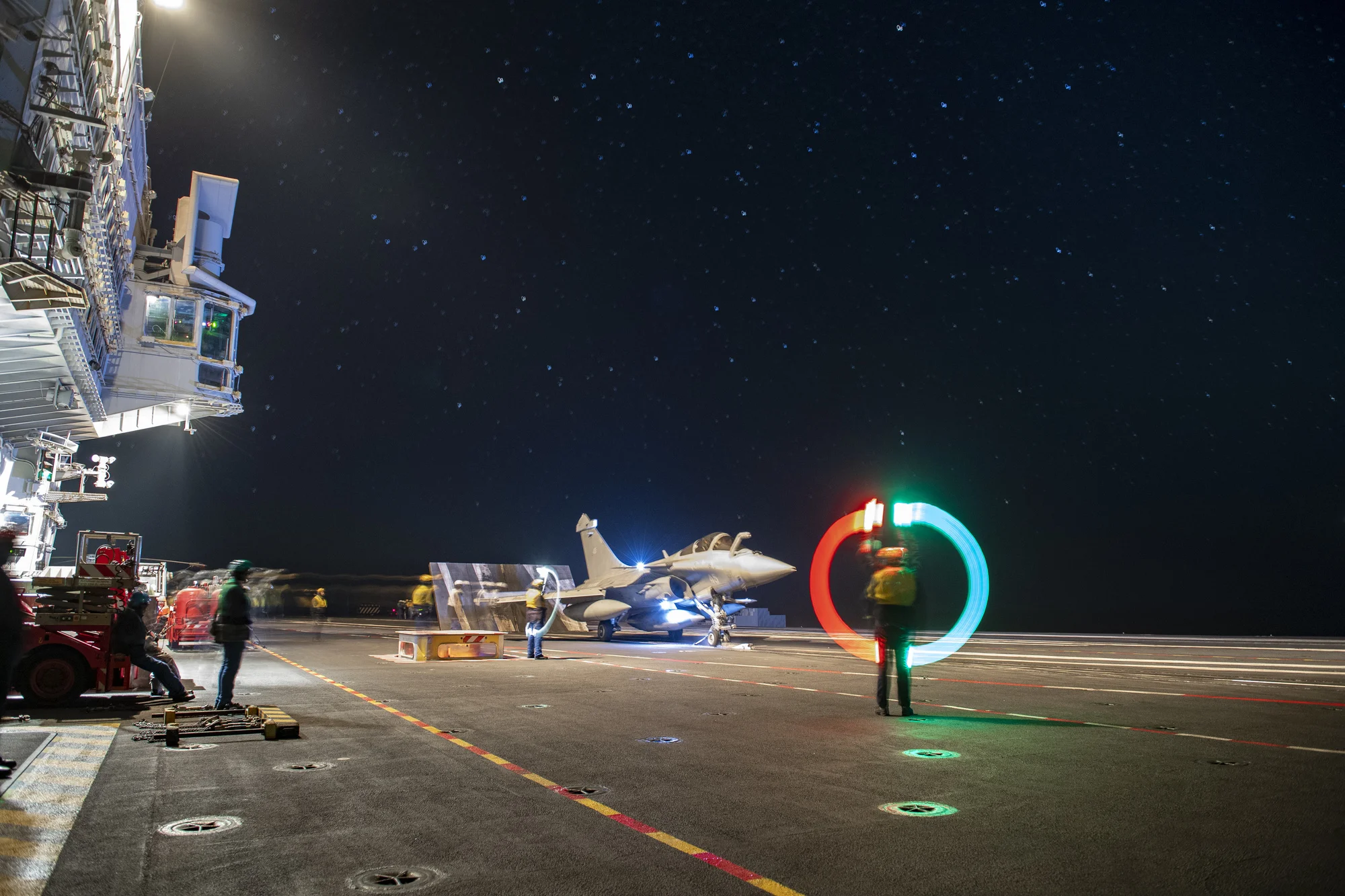 Un chasseur Rafale Marine décolle de nuit du Charles de Gaulle