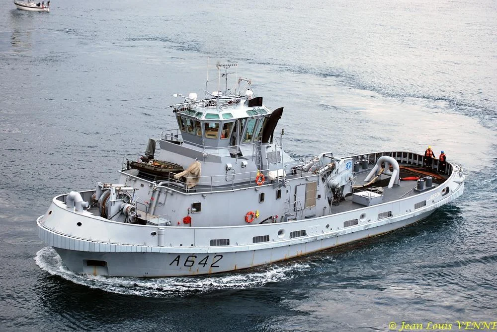 Un remorqueur de la base navale
