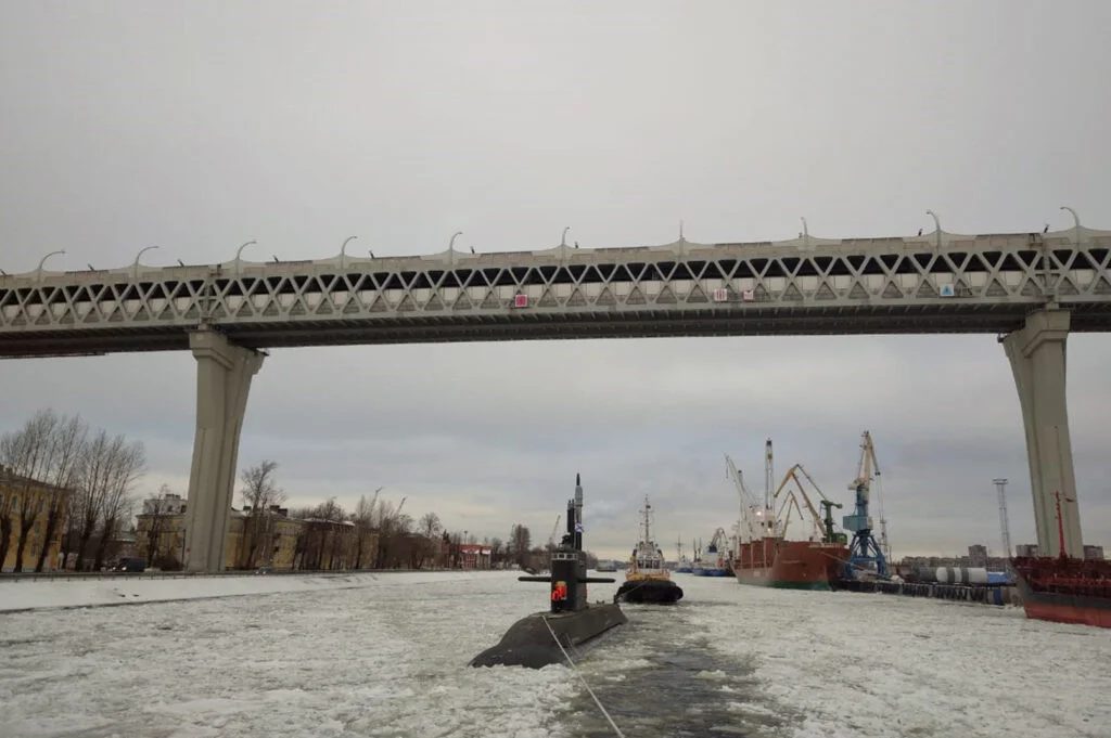 Le sous-marin russe Kronstadt appareille pour ses essais à la mer