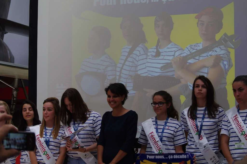 Les lauréates de l'opération « Féminisons les métiers de l’aéronautique, autour de Najat Vallaud-Belkacem, ministre de l’Éducation nationale