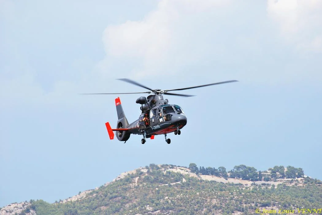L'hélicoptère Dauphin de service public survole la rade de Bandol