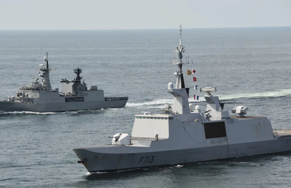 La frégate Aconit et une frégate de la marine bangladaise
