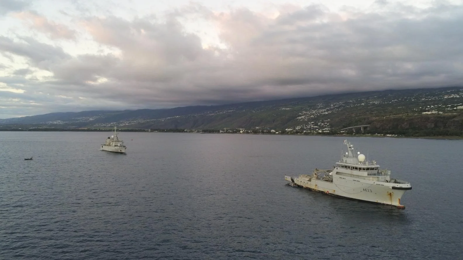 La frégate de surveillance Nivôse et le bâtiment de soutien et d’assistance outre-mer (BSAOM) Champlain