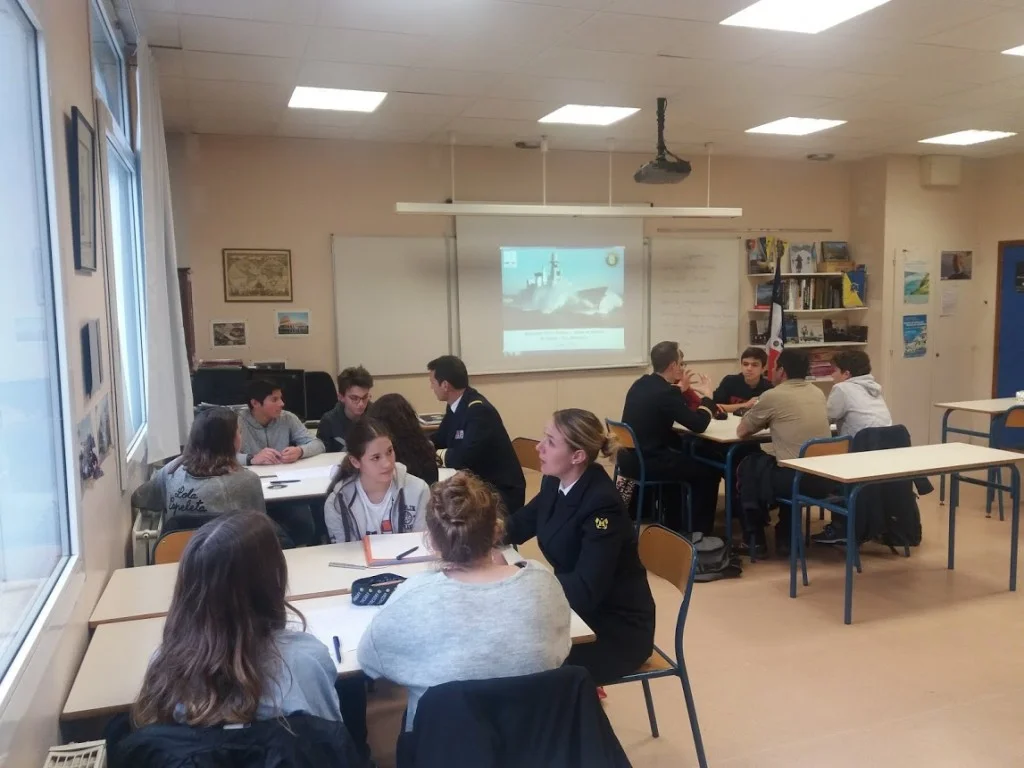 Des marins du Forbin à la rencontre des collégiens des Allobroges