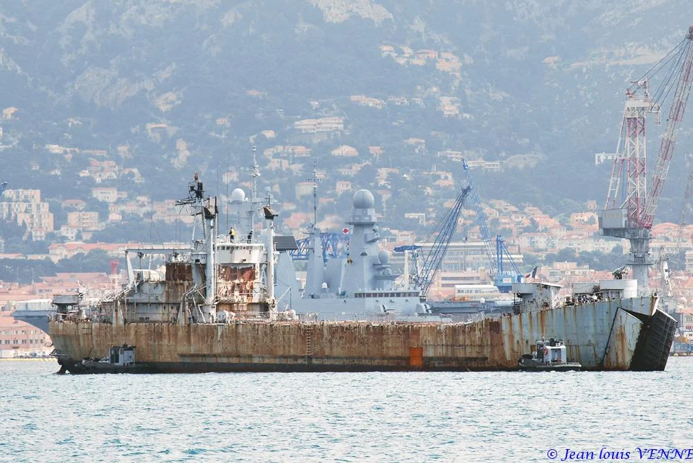 La coque de l’ex-Argens transférée à la base navale de Toulon