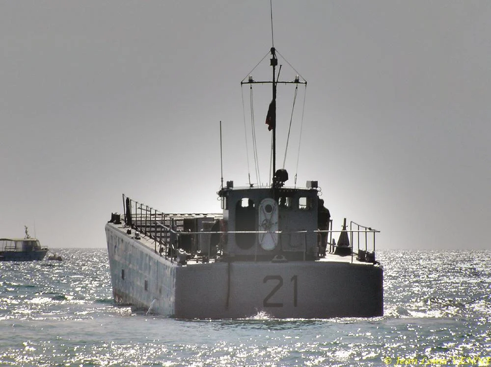 La flottille amphibie s'entraîne sur la plage des Sablettes