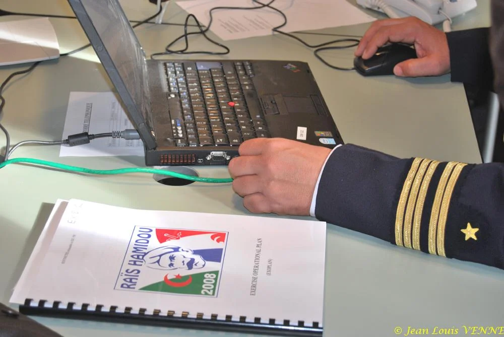 Au PC franco-algérien de l'exercice Raïs Hamidou