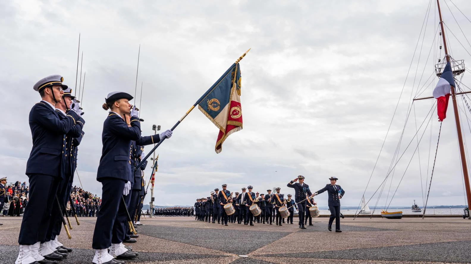 Cérémonie de présentation au drapeau de l'Ecole Navale