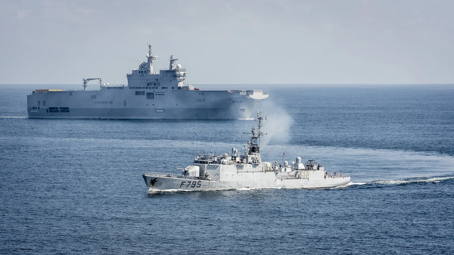 Le BPC Mistral et l'aviso Commandant Ducuing