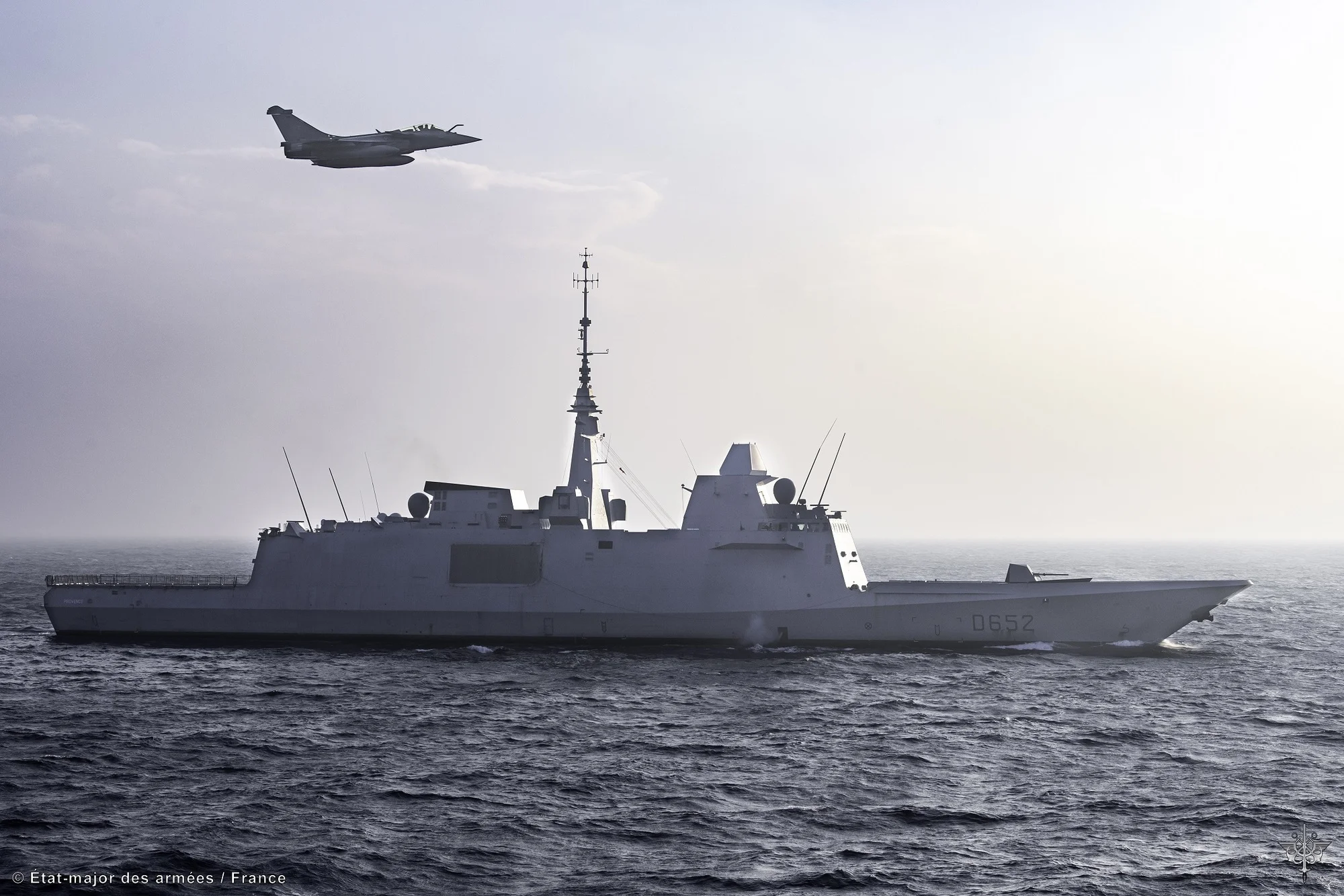 La frégate Provence survolée par un Rafale de l'armée de l'air