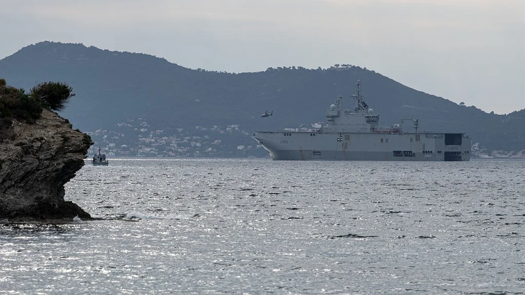 Le porte-hélicoptères amphibie Dixmude en rade de Toulon