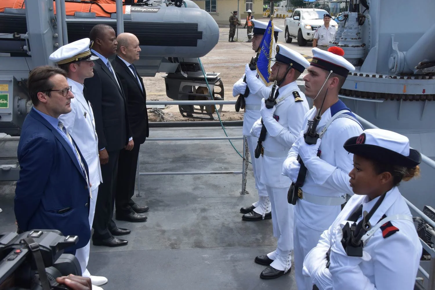 Jean-Yves Le Drian et Jaime Neto, ministre de la défense du Mozambique, accueillis à bord du Champlain