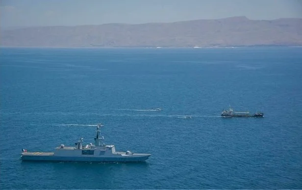 La frégate Courbet escorte le pétrolier libéré au large de la Somalie