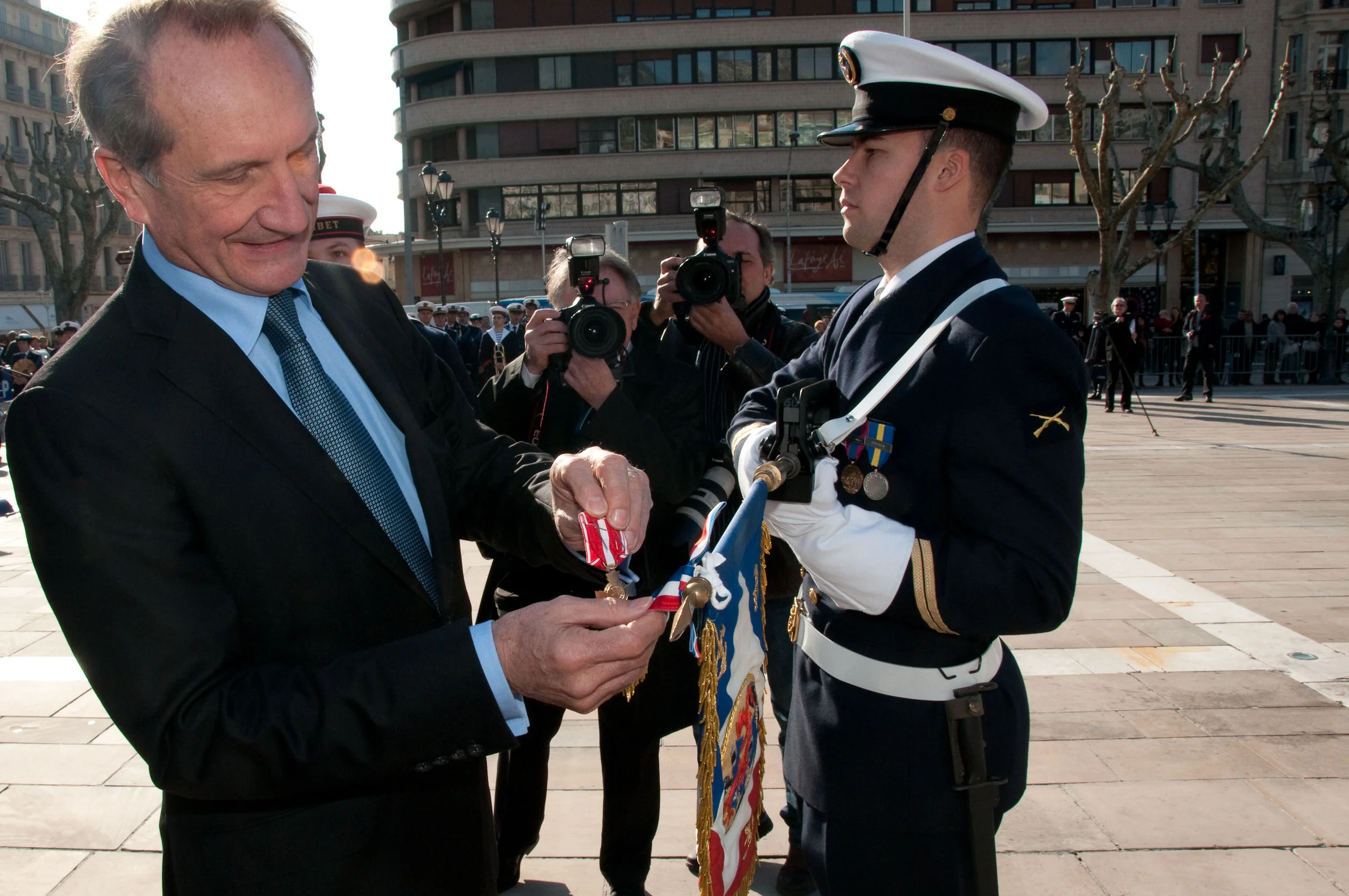 Le ministre de la Défense remet la Croix de la Valeur militaire à la frégate Courbet