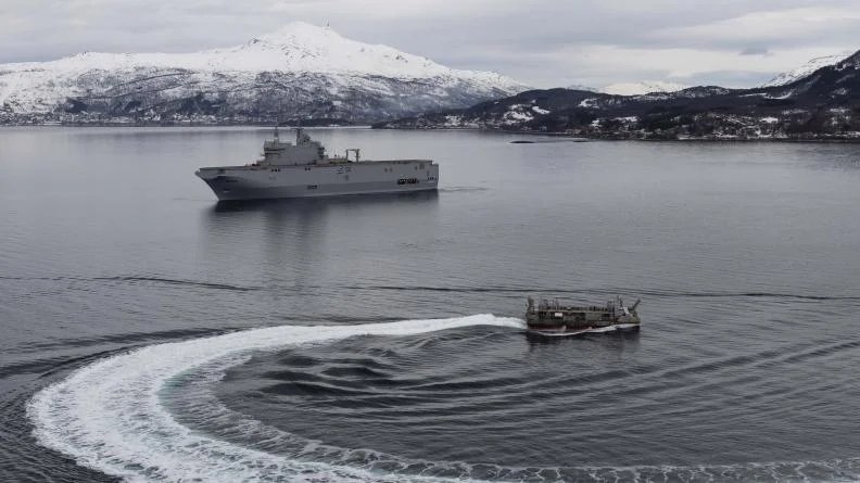 Le porte-hélicoptères Dixmude dans un fjord norvégien