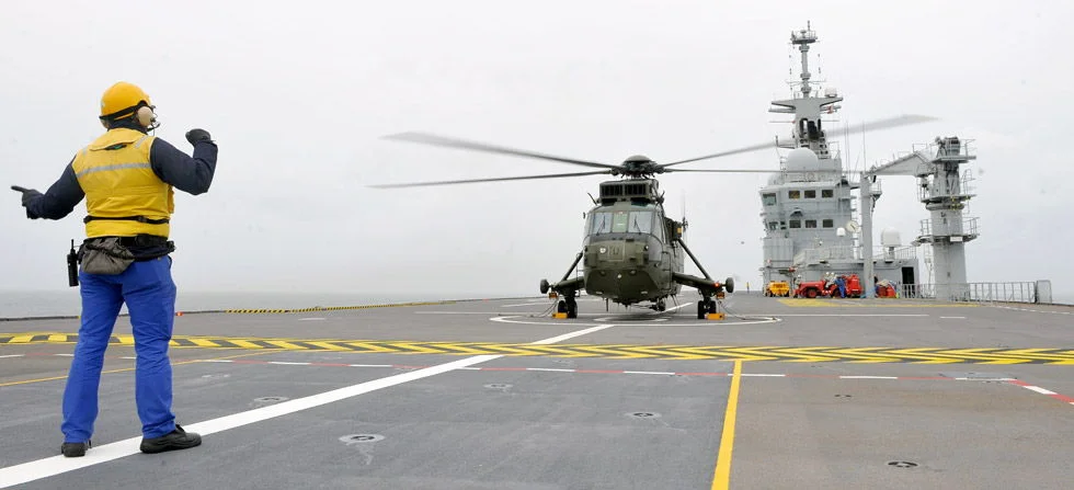 Un hélicoptère britannique Sea King à bord du BPC Dixmude