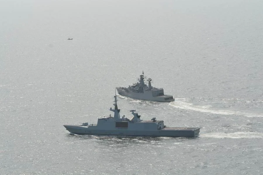 La frégate La Fayette et la frégate indienne Brahmaputra