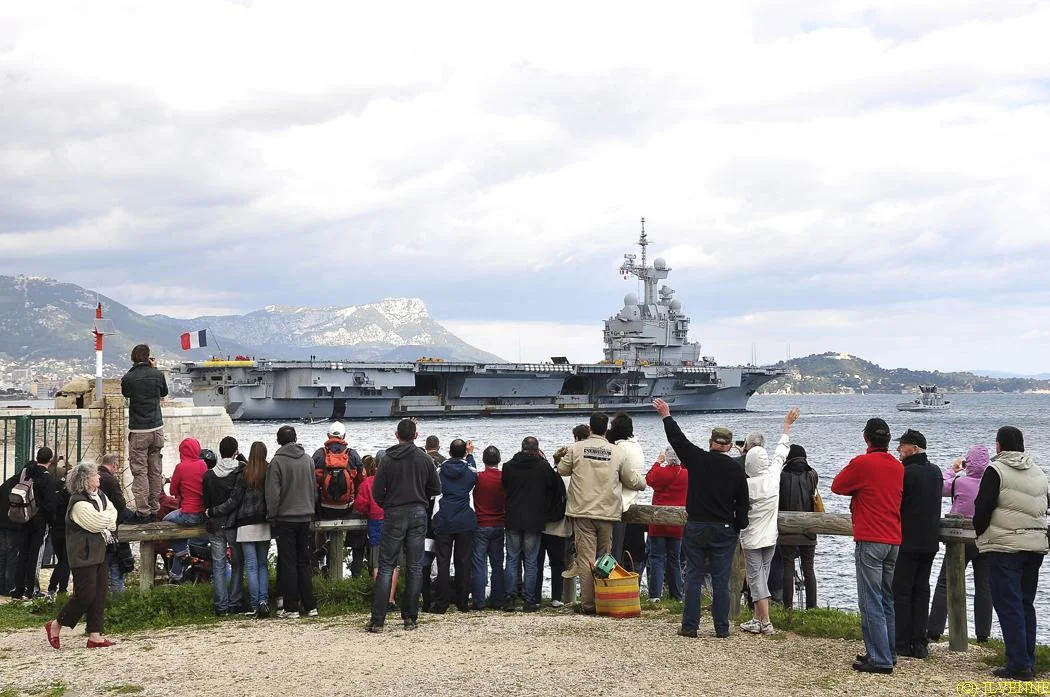 Le porte-avions Charles de Gaulle appareille pour la mission Harmattan