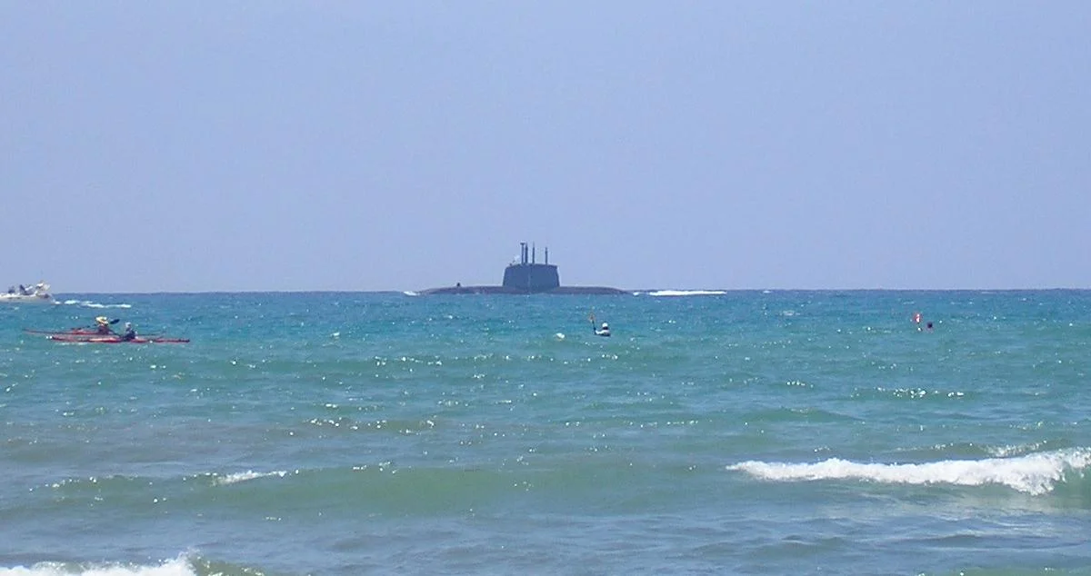 Un sous-marin israélien au large d'une plage de Tel-Aviv en 2008