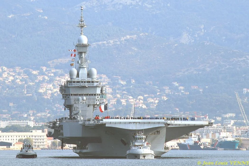 Le porte-avions Charles de Gaulle appareille pour des essais techniques