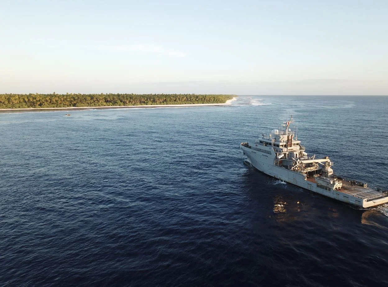 Le Bougainville aux abords de l’île corallienne de Flint