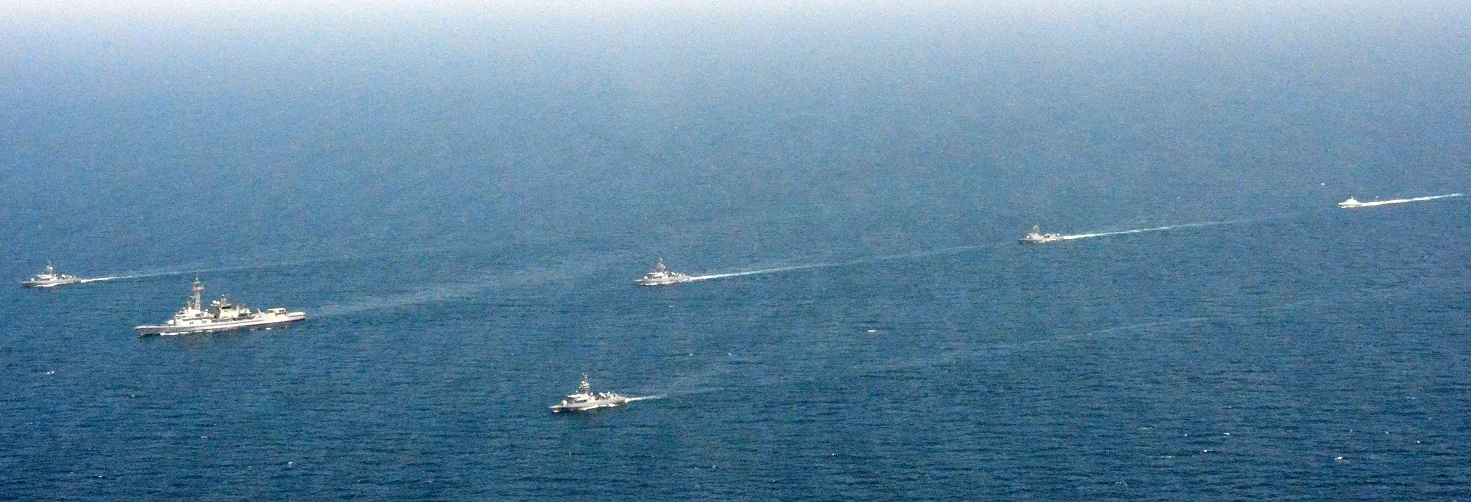 Le Cassard mène un ensemble d’évolutions avec cinq patrouilleurs qatariens