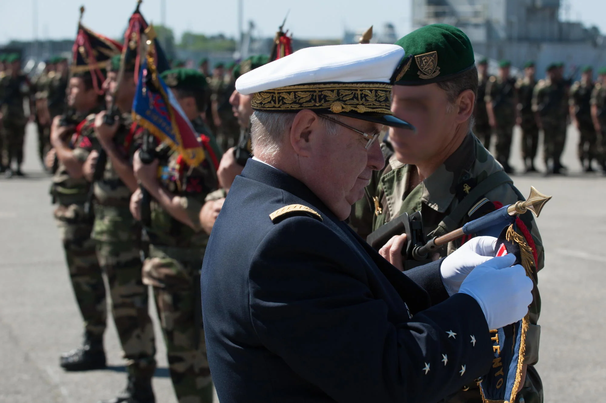 Remise de décorations pour les unités de commandos marine
