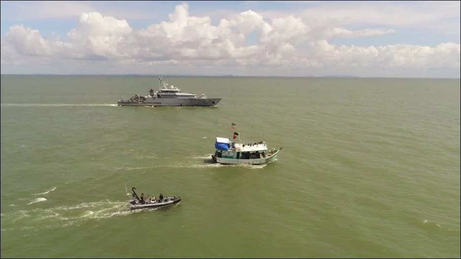 Le patrouilleur La Résolue escorte une tapouille brésilienne