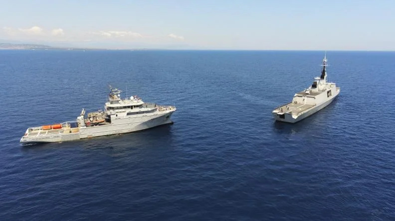 La frégate Guépratte remorque le bâtiment de soutien Seine