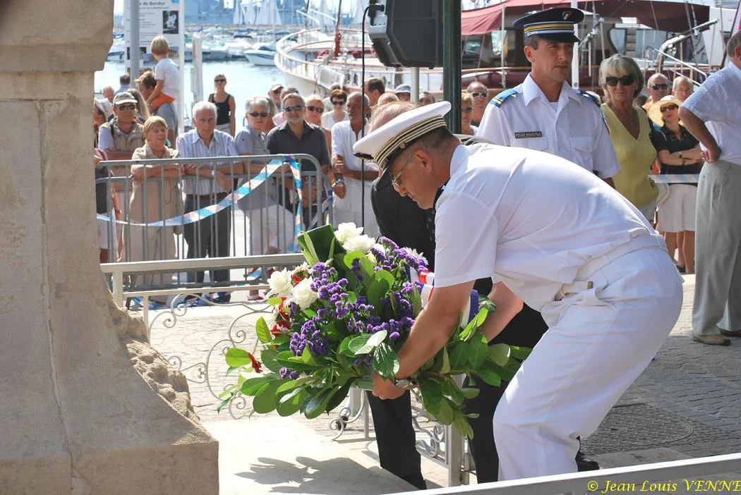 Dépôt d'une gerbe au monument aux morts