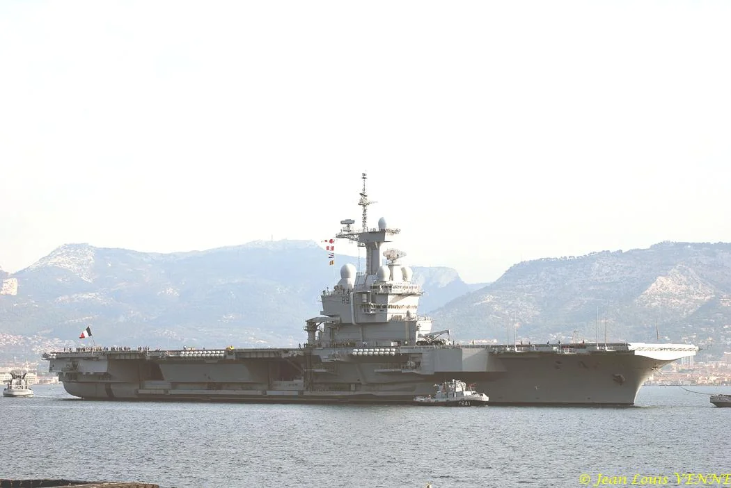 Le porte-avions Charles de Gaulle appareille pour des essais techniques
