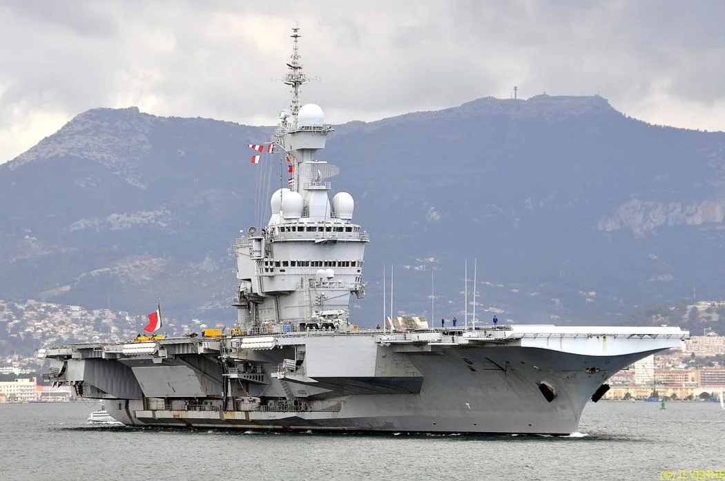 Le porte-avions Charles de Gaulle appareille pour la mission Harmattan