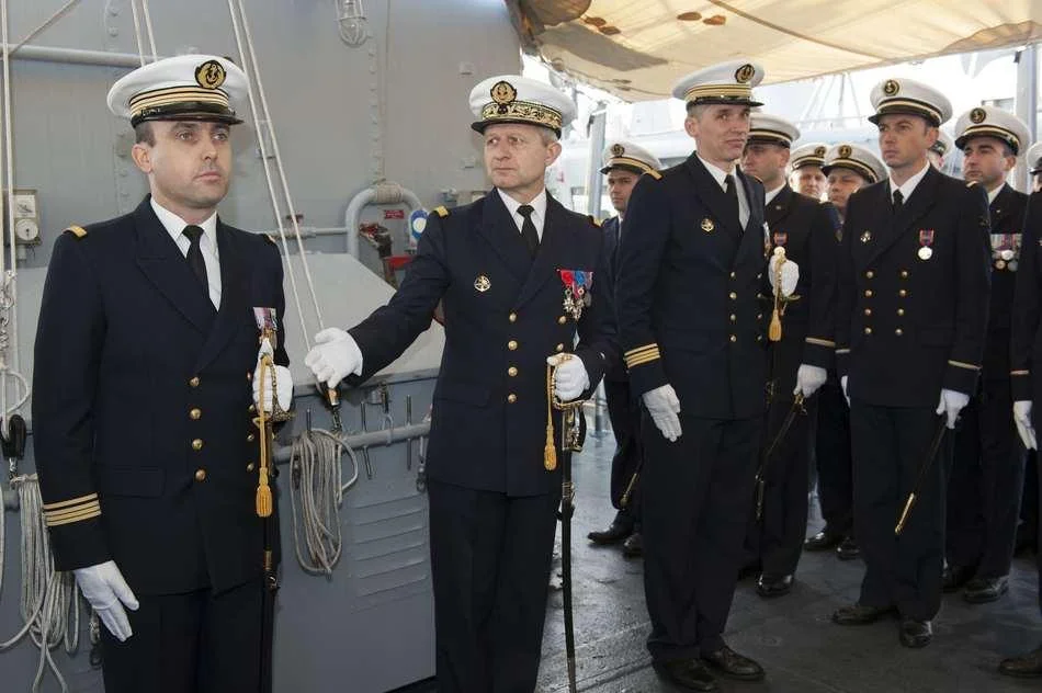 Le capitaine de corvette Mickaël Ulvoa remplace le capitaine de corvette Pierre-François Gouret