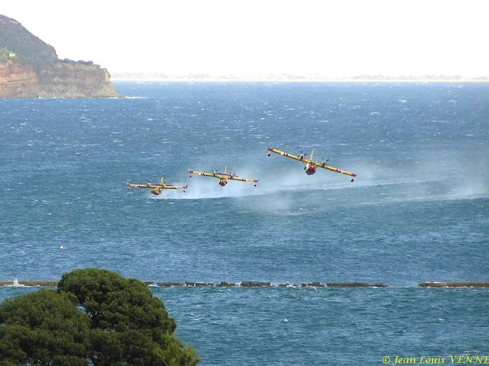 Les Canadairs interviennent au-dessus de Saint Mandrier