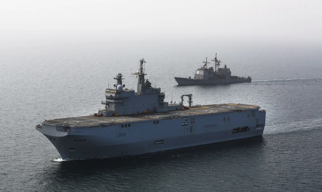 Le BPC Tonnerre et le croiseur lance-missiles USS Monterey 