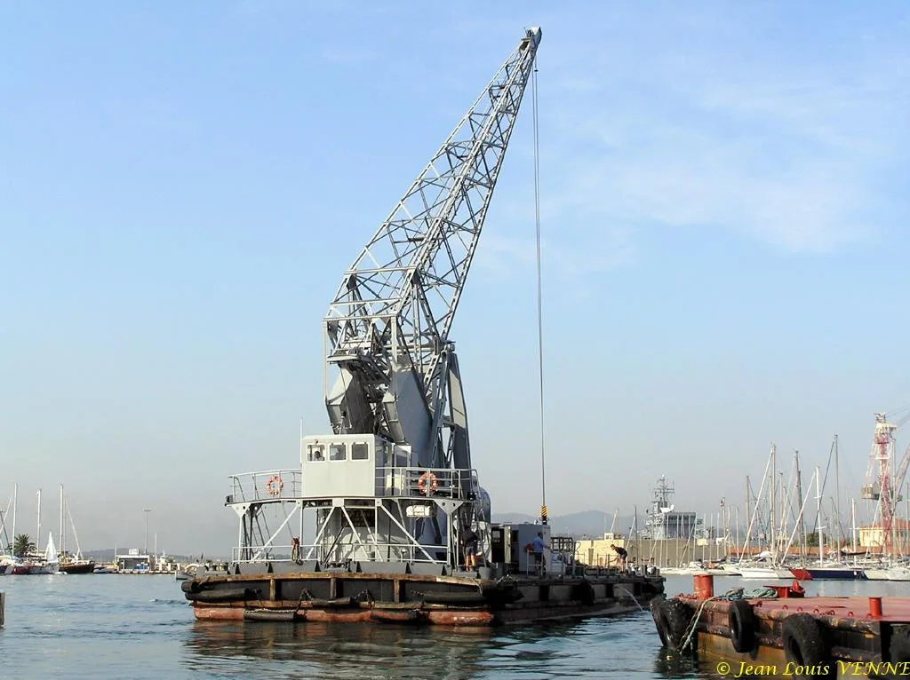La grue flottante GFA3 dans le Carré du port de Toulon