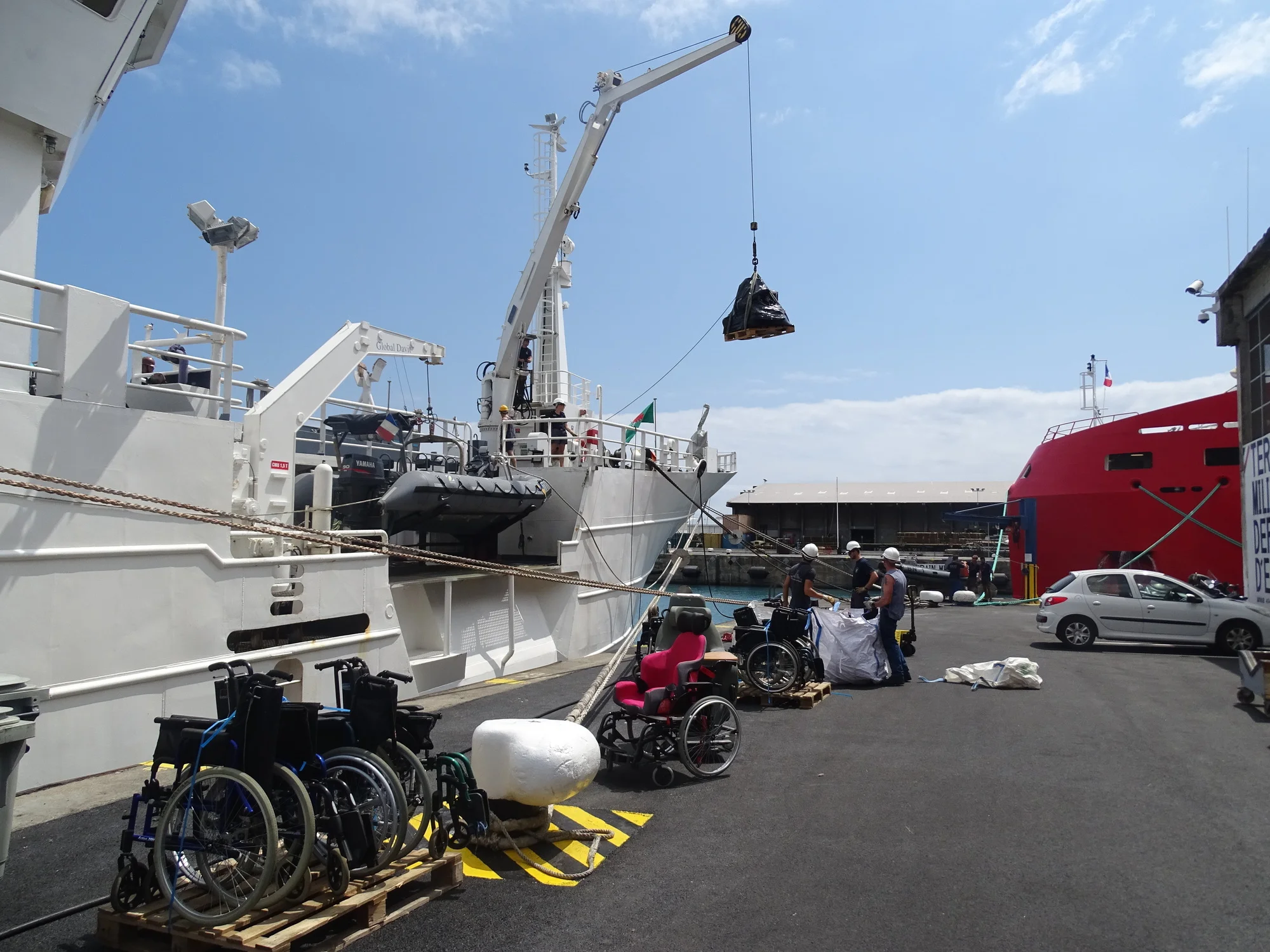 Le patrouilleur Le Malin livre du fret humanitaire à Madagascar