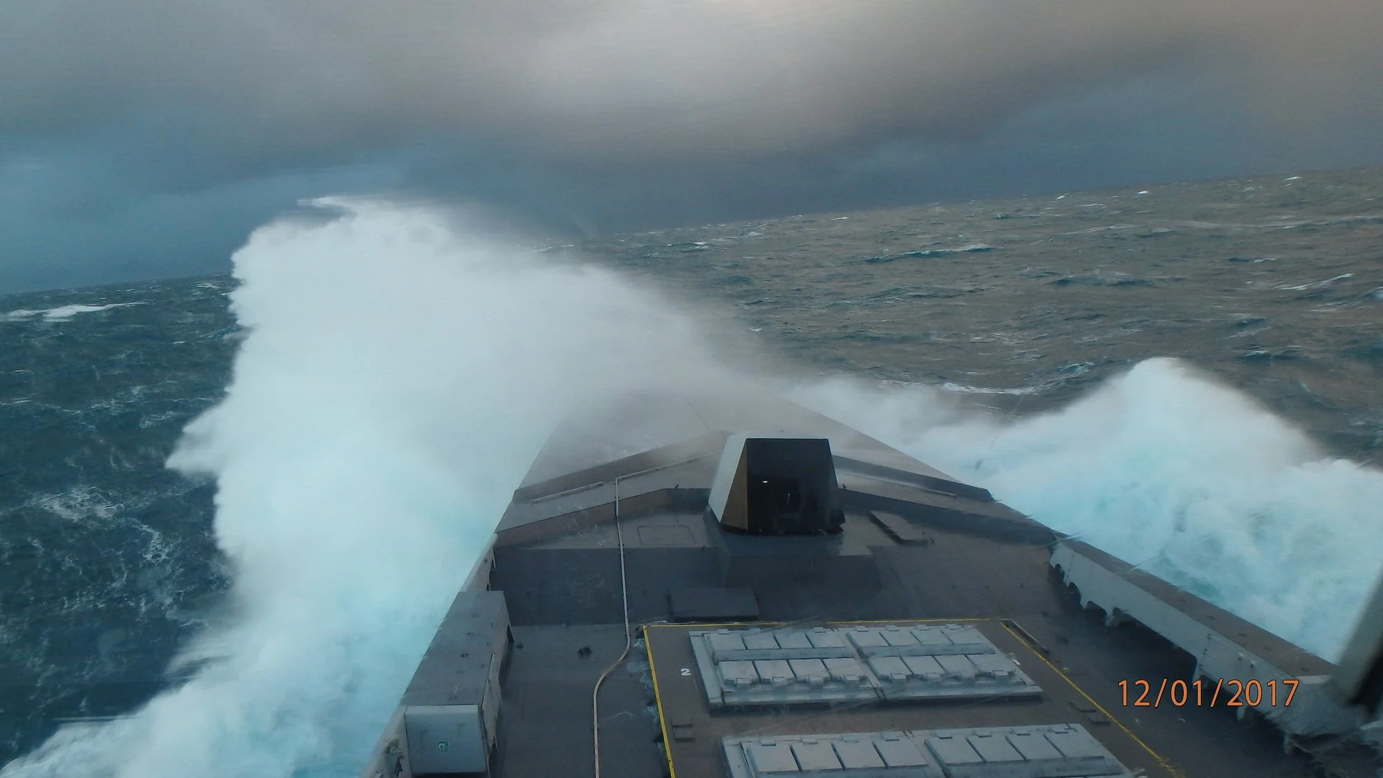 La frégate Provence par mer agitée