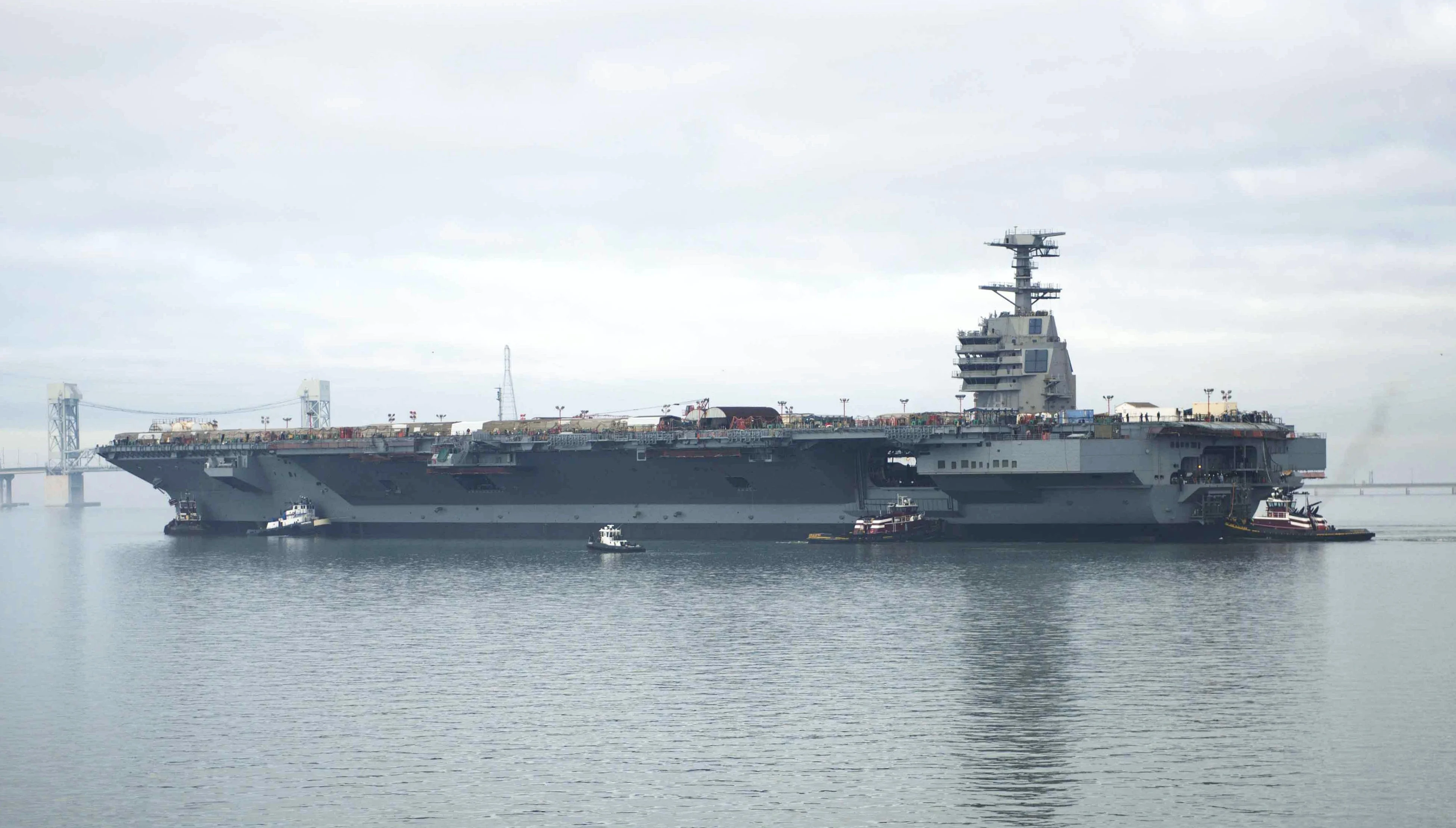 Le porte-avions USS Gerald R. Ford sur la James River en 2013