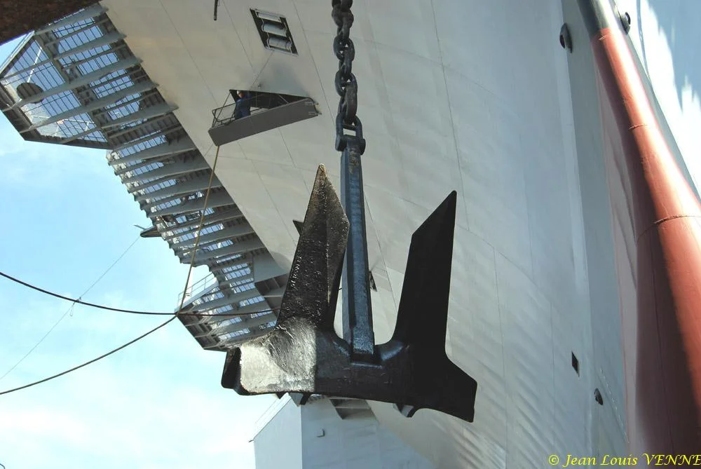 Le Charles de Gaulle ré-embarque ses lignes de mouillage