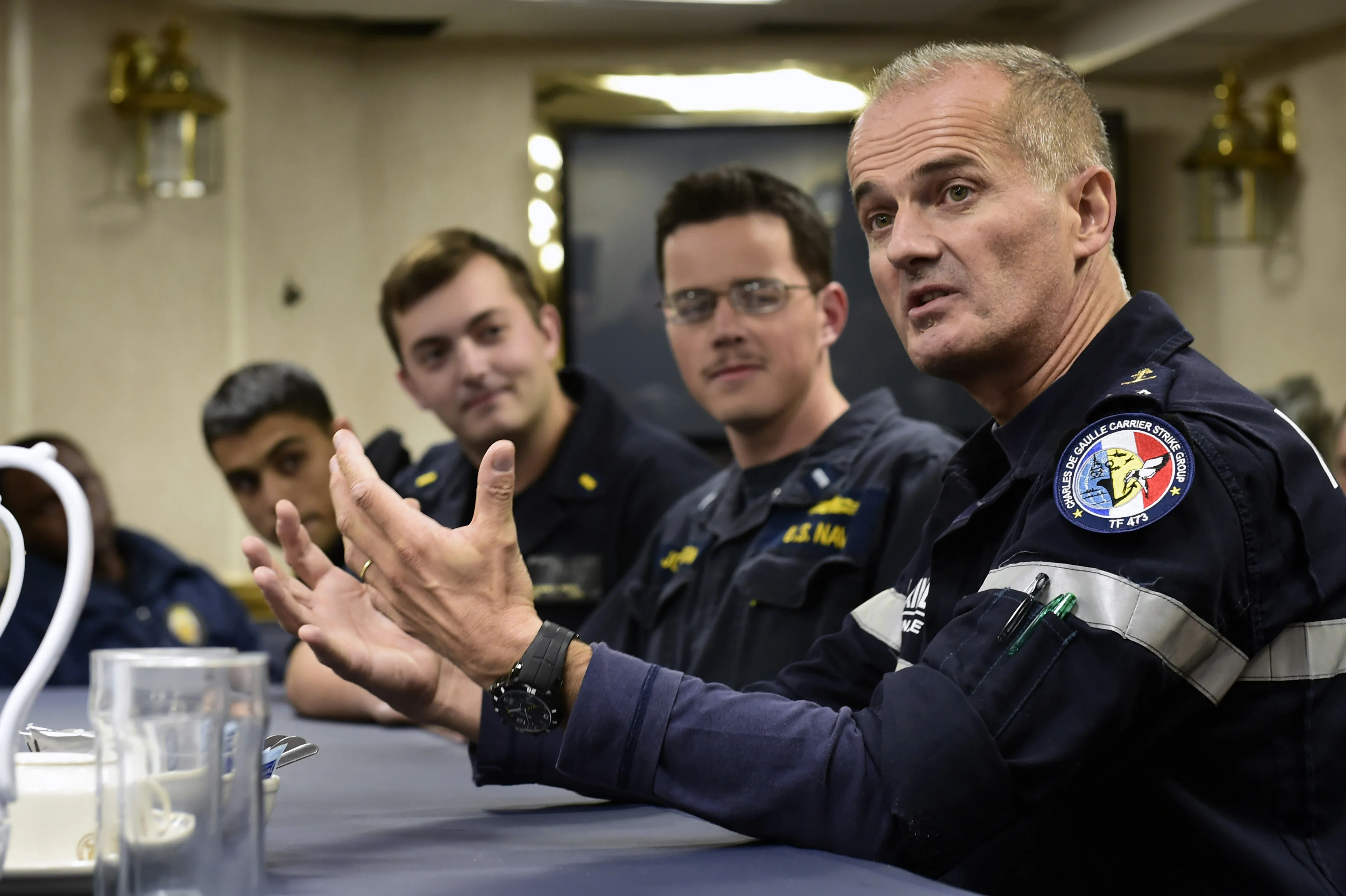 Le contre-amiral Lebas s'exprime devant les officiers de l'USS Ross