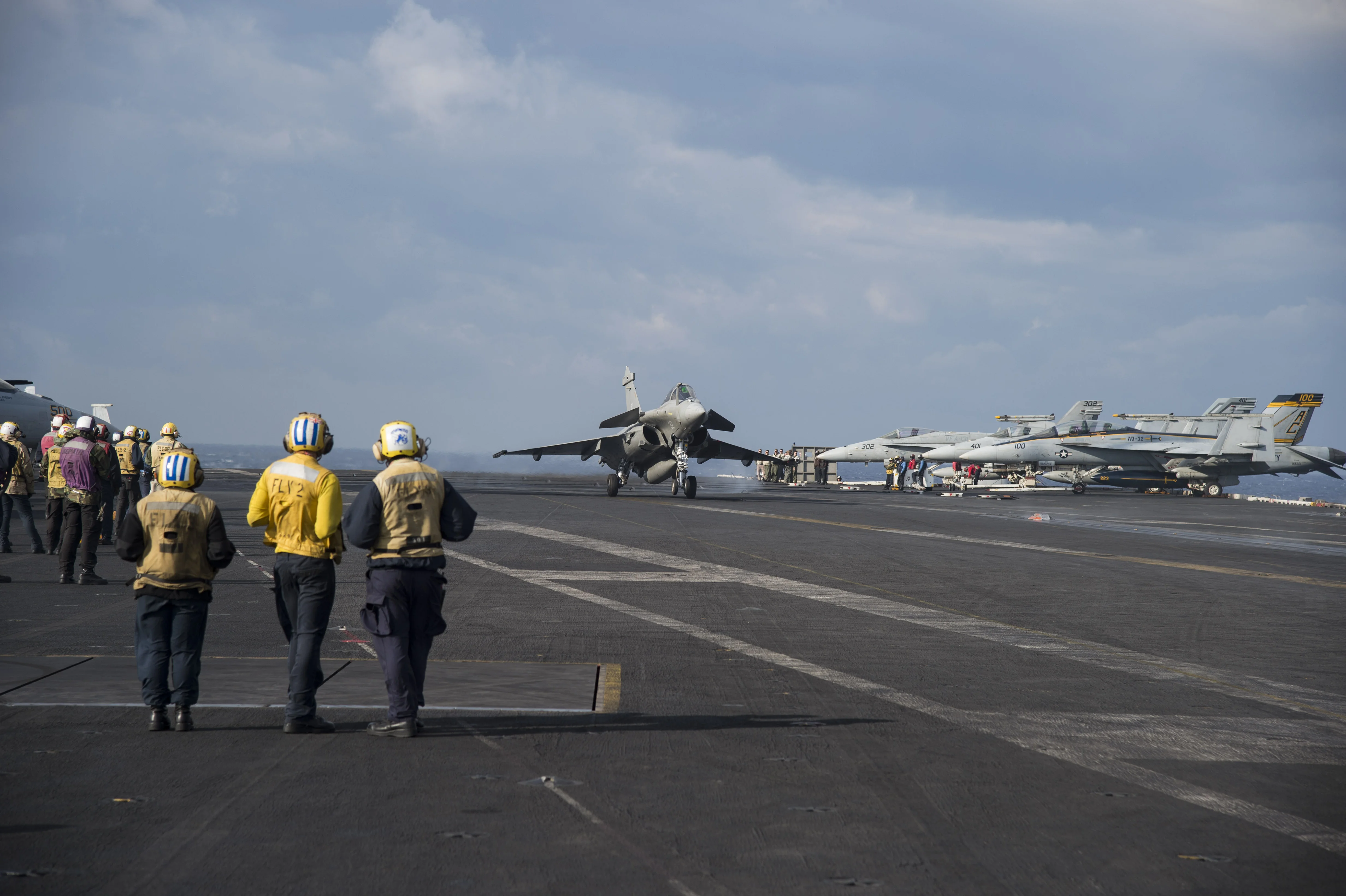 Un Rafale du Charles du Gaulle effectue un touch-and-go sur le porte-avions USS Dwight D. Eisenhower