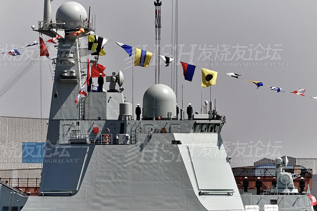 Admission au service du premier destroyer du Type 052D